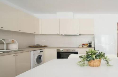 HIGH-END TWO BEDROOMS APARTMENT - Kitchen